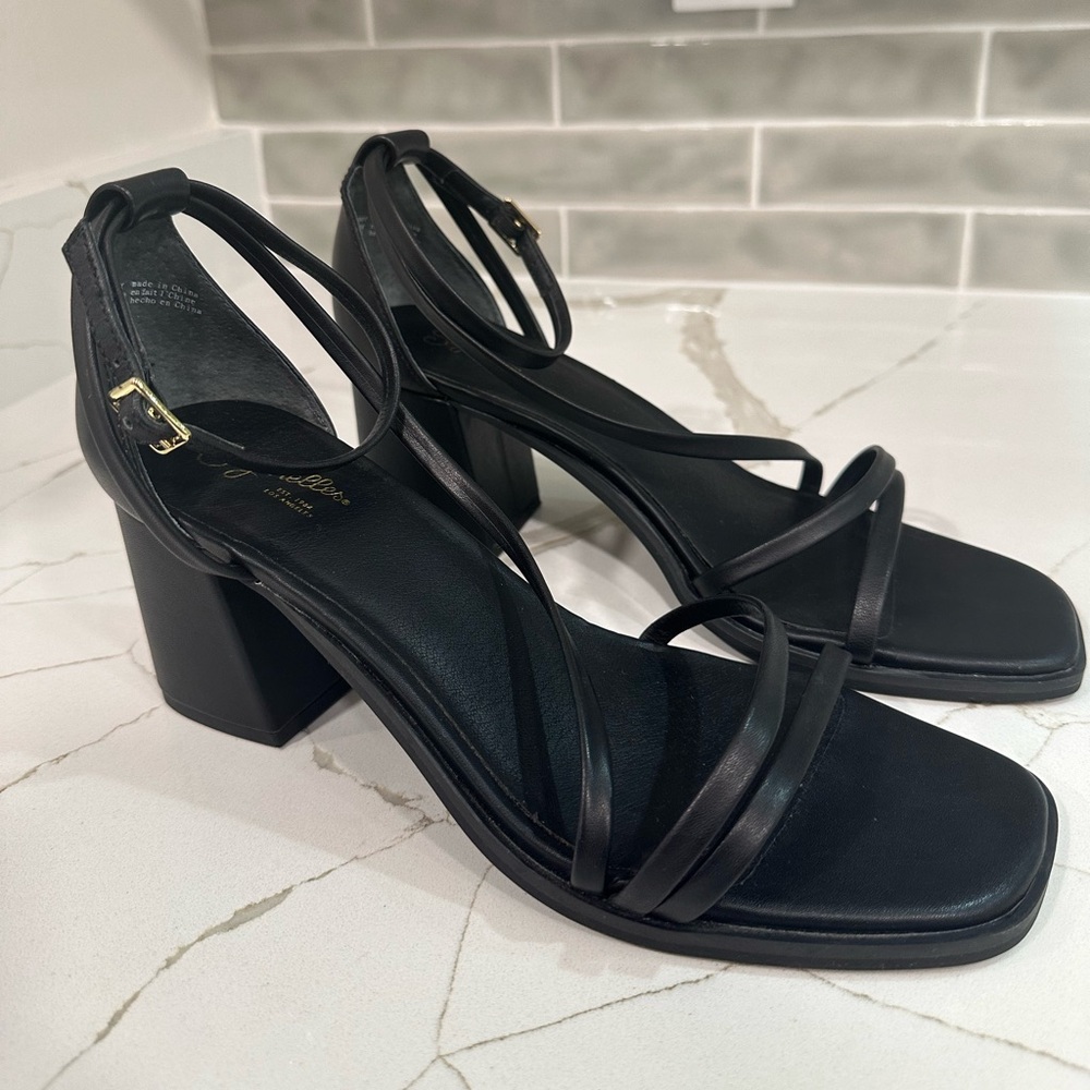 Seychelles strappy heels. Women’s size 9.5M. Color Black.